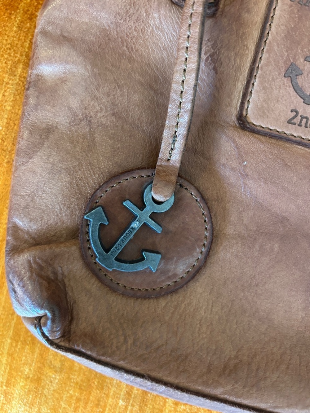 Harbour 2nd Distressed Brown Leather Crossbody Bag with Kiss Lock Closure - Picture 3 of 6